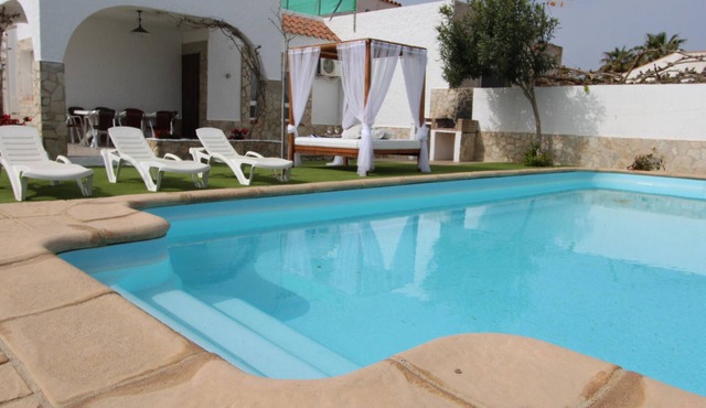 Family-Friendly Home with Pool, Near Beach, Pet Friendly, Free WiFi, Opt. AC