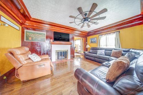 Family-Friendly Home Walk to Lake Erie!