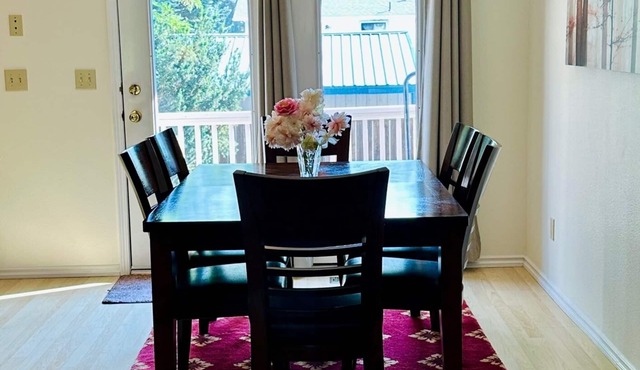 Family friendly home wihin minutes of UofI and WSU campuses.