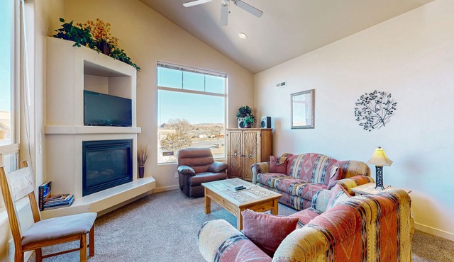 Family-friendly home with mountain view, great locale, seasonal pool & hot tub