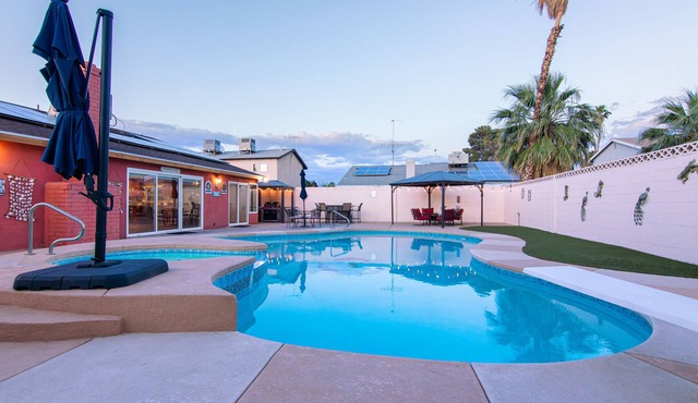 Family friendly HOT TUBE with Licensed