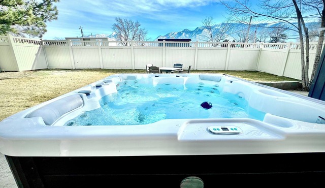 Family Friendly! Hot Tub, 5 Luxury King Beds, Fire Pit, Skiing & Hiking Close