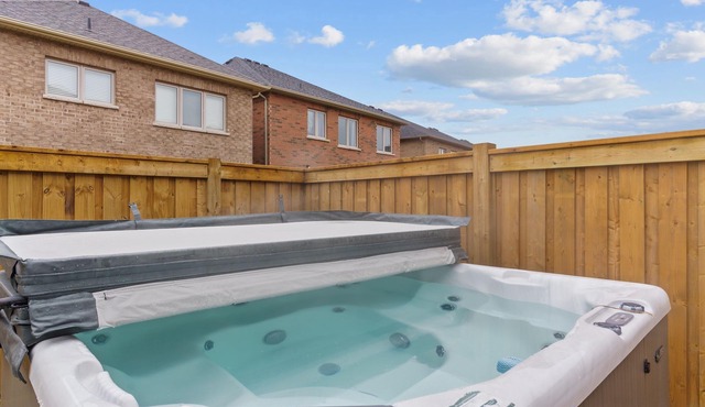 Family Friendly | HOT TUB | Near Toronto & UOIT
