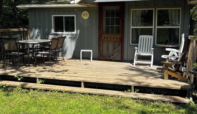 Family Friendly Houskeeping Cabin with additional Bunkie.