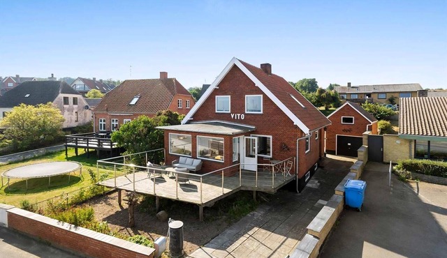 Family friendly house by the Sea