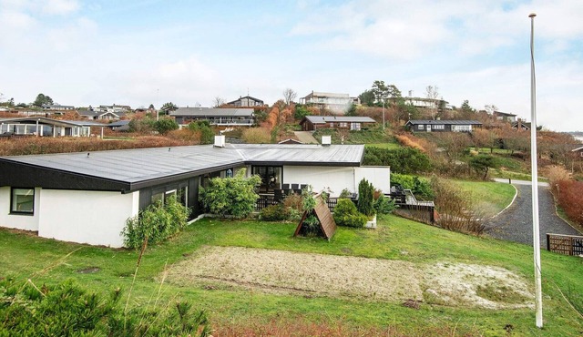 Family-Friendly House by the Beach