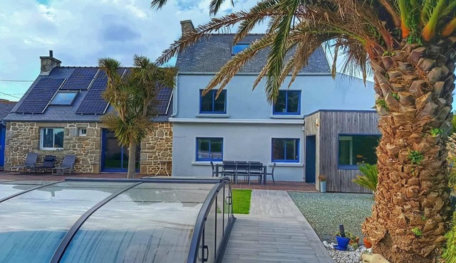 "Family-Friendly House with Heated Pool & Private Garden – Close to the Beach"