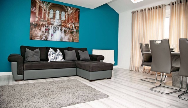 Family-friendly house with garden, free-parking and fast London access