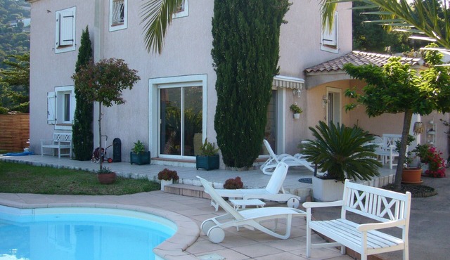 Family-friendly house, private pool and garden | Pets allowed