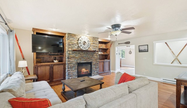 Family friendly house in Many Lakes with Hot Tub