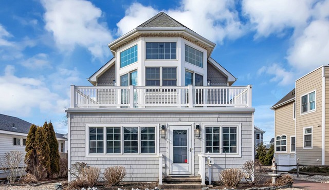 Family friendly house across the street from Beach!
