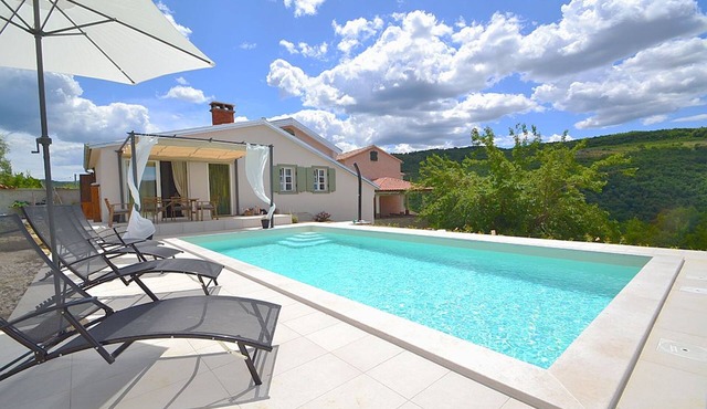 Family - friendly house with pool near Motovun