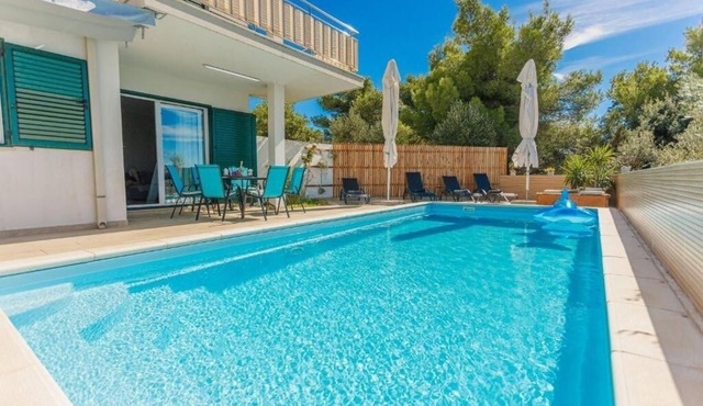 Family friendly house with a swimming pool Milna, Brač (K-24609)