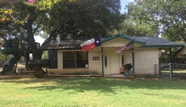 Family friendly house with RV hookups. Pet Friendly