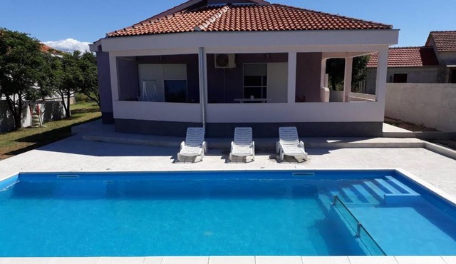 Family friendly house with a swimming pool Smilcic, Zadar - 16191