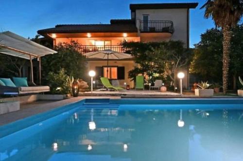 Family friendly house with a swimming pool Mavarstica, Ciovo - 25200