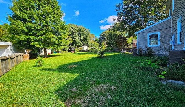 Family friendly in Hampton with huge yard, dog park, and 2 blocks from the bay.