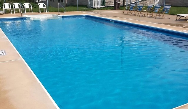 Family-Friendly Inn! Minutes to Palmyra Bowling Alley, FREE Onsite Parking!