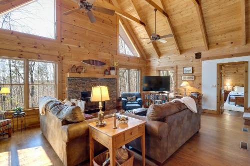 Family-Friendly Jasper Cabin with Deck!