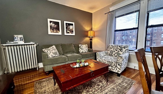 Family-Friendly, King & Queen beds, steps to Metrolink+ Off-Street Parking