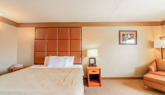 Family-Friendly King Room w/Dining Space & Private Bath Near Beeville Sites