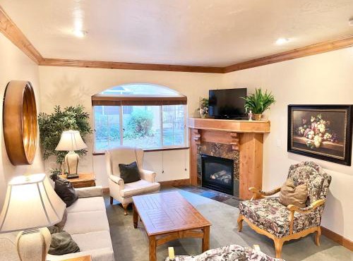 Family Friendly King Villa with Kitchen Near Ski Resorts - 1049