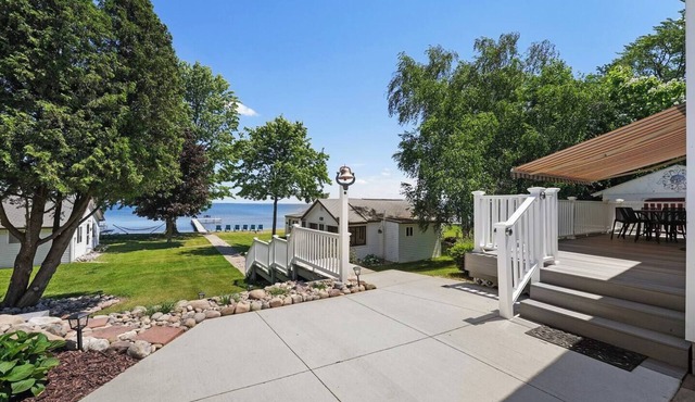 Family-Friendly Lakefront Retreat at "The Roost"