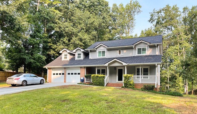 Family Friendly Luxury Retreat with Office & Entertainment: Attractions nearby!