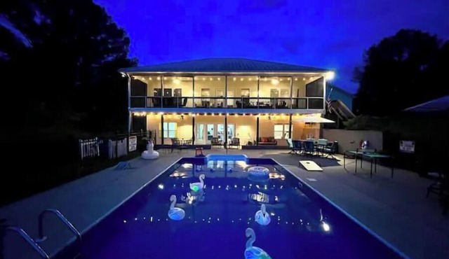 Family friendly lakehouse with swimming pool, dock, ping pong, Foosball & kayak.