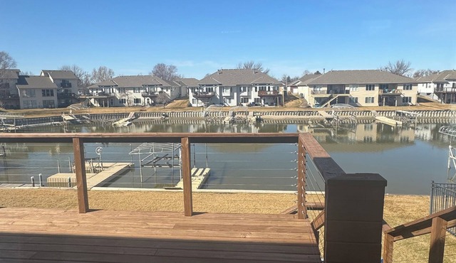 Family Friendly, Lake access,5-bedrooms,Deck,Patio, close to downtown Omaha