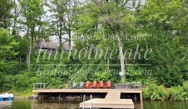 Family-Friendly Lakefront Cottage Rental near Georgian Bay in Canada