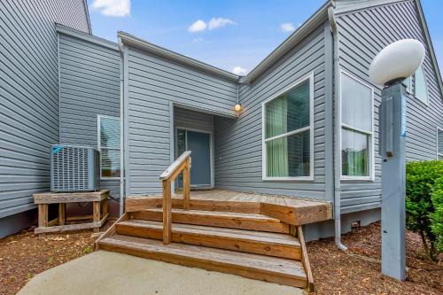 Family-Friendly Lake Condo with Jacuzzi & Resort Fun