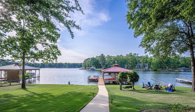 🌅 Family-friendly lake front home with EPIC sunset views and bunk room! 🚤🐟