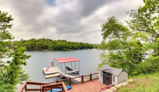 Family Friendly Lake House -1 hour from KC!