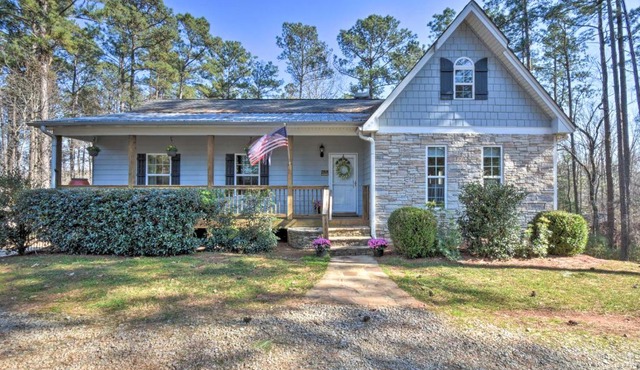 Family-Friendly Lake Lanier Escape on 2 and Acres!