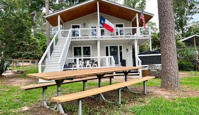 Family friendly lake front getaway on Lake Livingston! Fishing! We love pets!