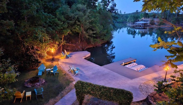 Family friendly, Lake Martin getaway.Close to Auburn!