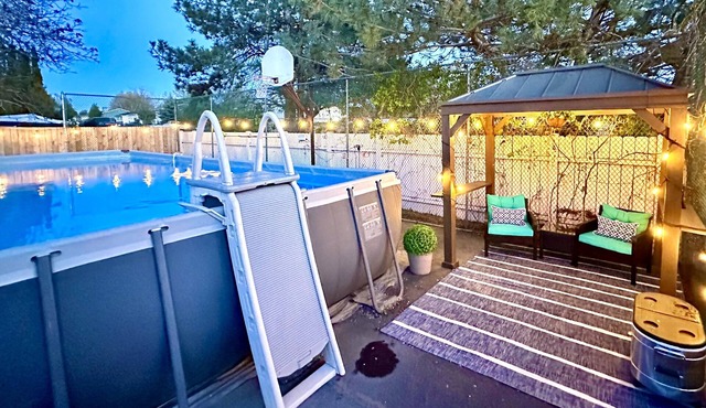 Family Friendly- Lake Views, Kayaks, Pool, 2 Hot Tubs, Saunas - NO parties