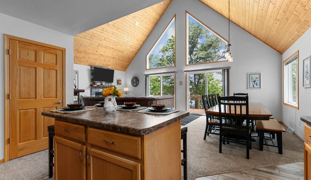 Family Friendly Lake Home Sleeps 14. Games & Lake Toys. Fire Pit. Dogs Welcome!