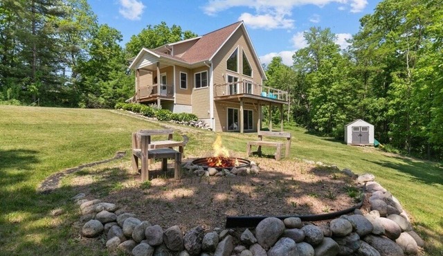 Family Friendly Lake Home Sleeps 14, Sandy Beach, Lake Toys, Fire Pit, Sunrises!