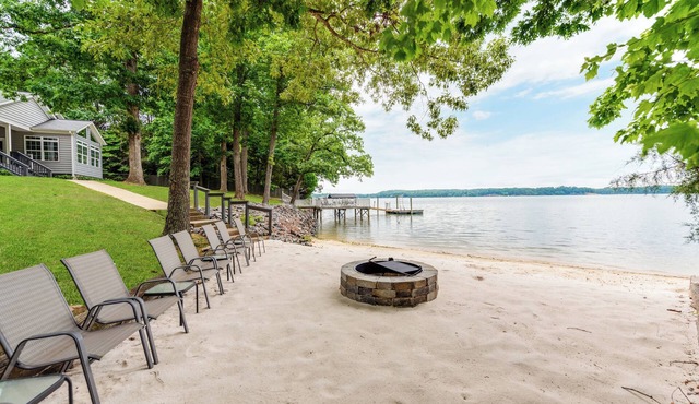 Family-Friendly Lake Wylie House: 3BR Retreat Sleeps 14 for the Perfect Getaway