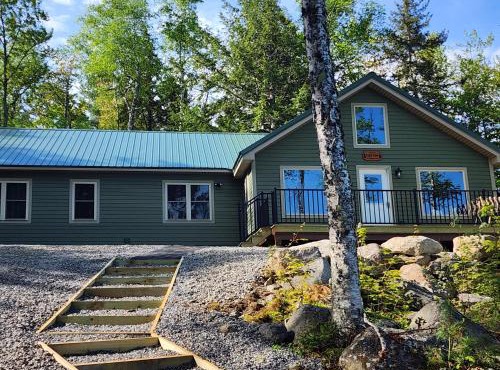 Family Friendly Lakefront Cottage, Ambajejus Lake