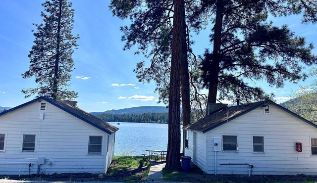 Family-Friendly Lakefront 2 Bedroom Cabin w/Amazing Views at Tiffanys Resort