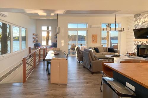 Family-Friendly Lakefront Gem with Dock in Talladega