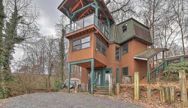 Family-Friendly Lakefront Home – 3 Bedrooms, Amazing Lake Views