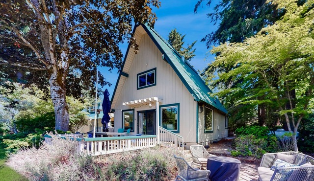 Family-friendly lakefront escape with outdoor dining, gas grill, kayaks and W/D