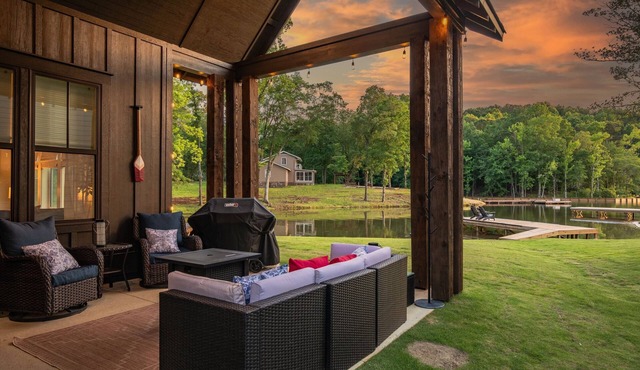 Family friendly Lakehouse: dock, kayaks & SUP board, firepit Neighborhood pool!