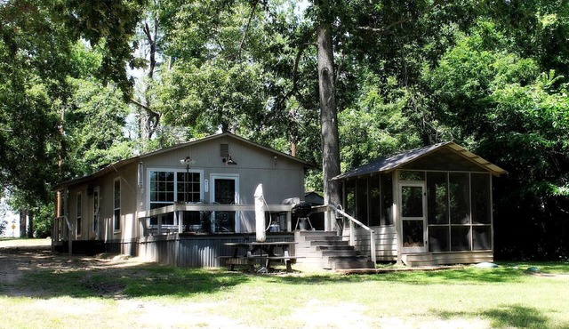 Family-Friendly Lakeside Cabin Rental with Great Fishing in East Texas