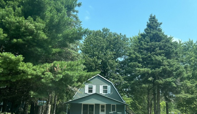 Family friendly lakeside cottage, stunning views!