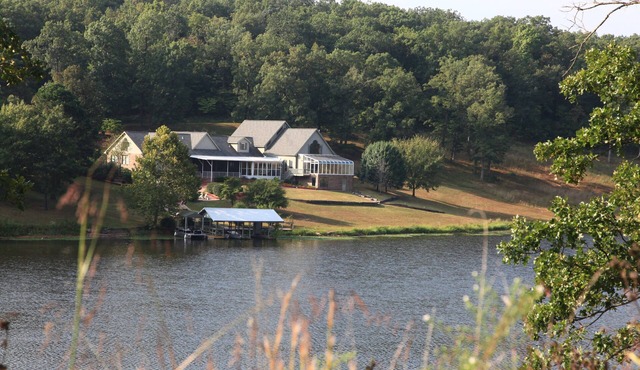 Family-Friendly Lakeside Resort-like Home for Reunions, Retreats & Large Groups